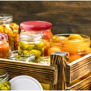 Víčko kov 82 červená 10 ks