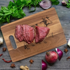 Prkénko akácie krájecí/serv. kráva 36x24 cm